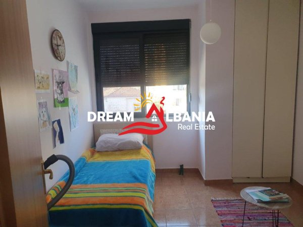 Tirane, jepet me qera apartament 2+1 Kati 3, 100 m² 560 € (Pazarit te Ri)