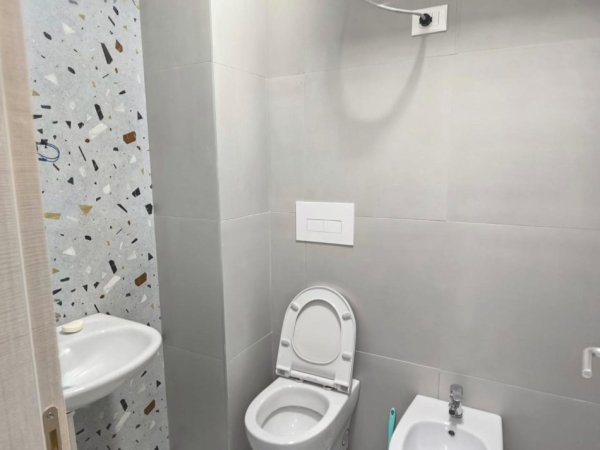 Tirane, jepet me qera apartament 1+1+Aneks+Ballkon Kati 5, 70 m² 500 € (river residence)