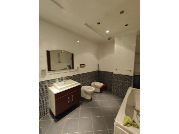 Tirane, jap me qera zyre , 150 m² 2.200 € (Rruga e Elbasanit, ETC)