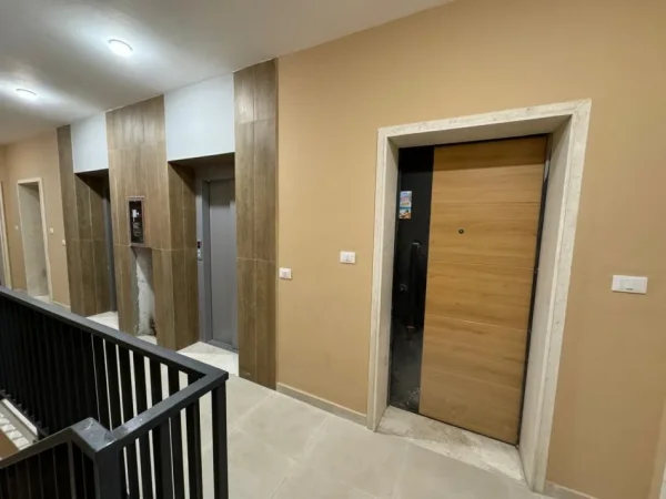 Tirane, jepet me qera zyre Kati 3, 50 m² 450 € (bulevardi i ri)