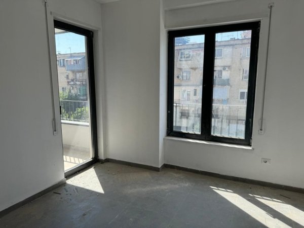 Tirane, jepet me qera zyre Kati 3, 50 m² 450 € (bulevardi i ri)