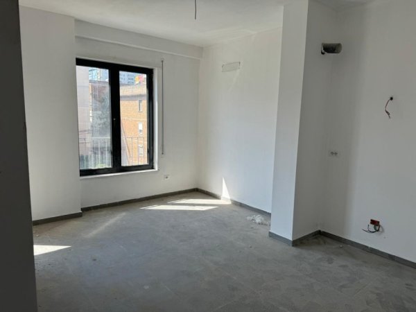 Tirane, jepet me qera zyre Kati 3, 50 m² 450 € (bulevardi i ri)