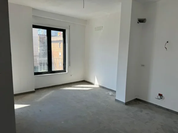 Tirane, jepet me qera zyre Kati 3, 50 m² 450 € (bulevardi i ri)