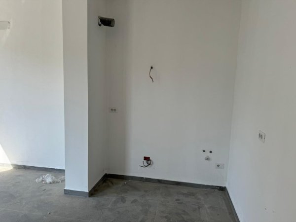 Tirane, jepet me qera zyre Kati 3, 50 m² 450 € (bulevardi i ri)