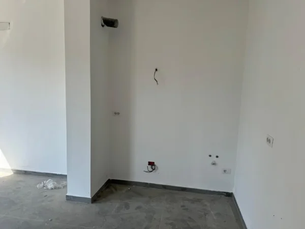 Tirane, jepet me qera zyre Kati 3, 50 m² 450 € (bulevardi i ri)