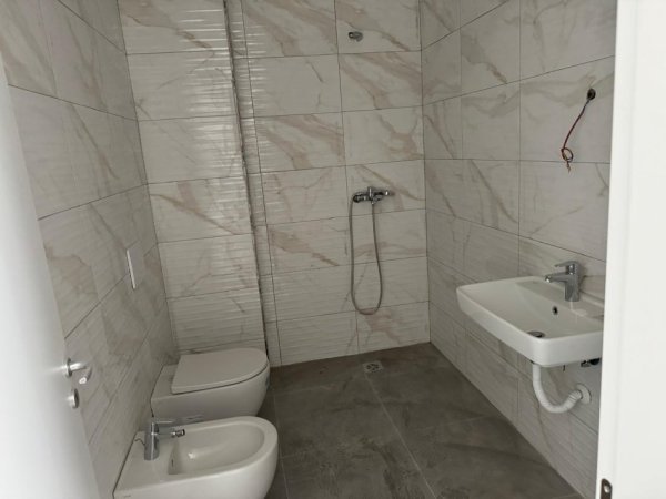 Tirane, jepet me qera zyre Kati 3, 50 m² 450 € (bulevardi i ri)