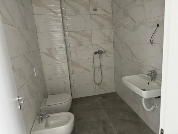 Tirane, jepet me qera zyre Kati 3, 50 m² 450 € (bulevardi i ri)