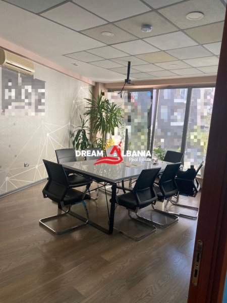 Tirane, jepet me qera zyre Kati 1, 305 m² 3.000 € (rr dibres)