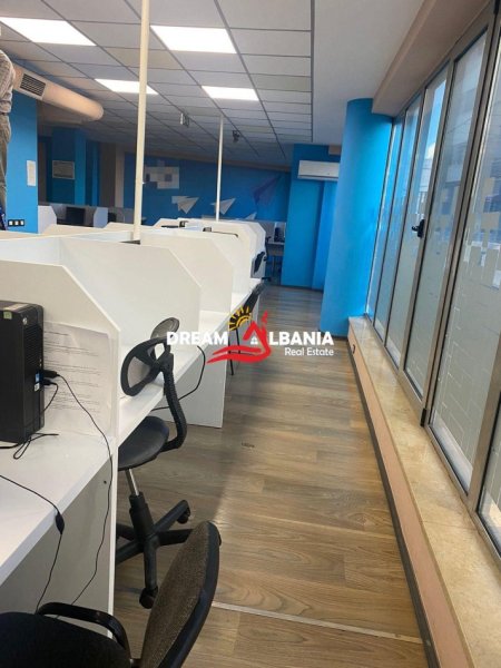 Tirane, jepet me qera zyre Kati 1, 305 m² 3.000 € (rr dibres)