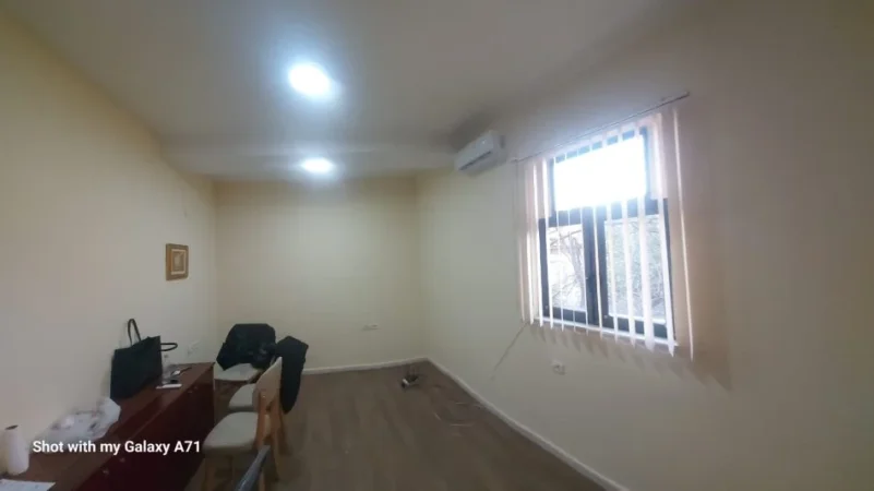 Tirane, Jepet me qera zyre ne Qender Kati 1, 18 m² 240 € (Kavajes)