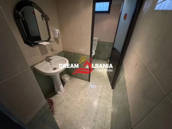 Tirane, jepet me qera lokal Kati 1, 600 m² 2.000 € (fresk)