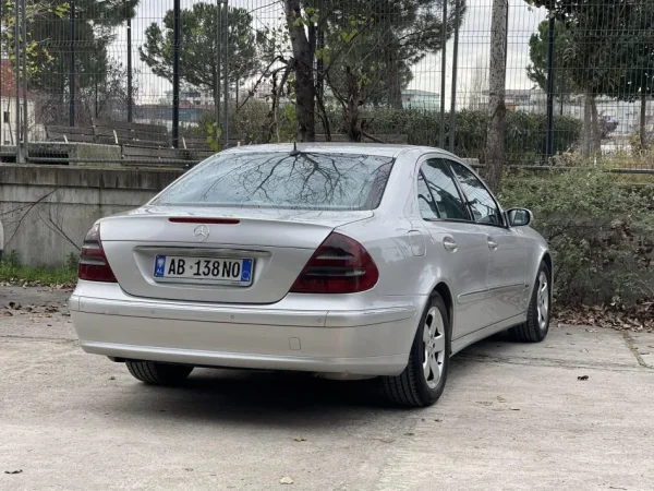 Tirane, shes makine MERCEDES E 270 CDI Nafte, gri metalizato automatik Klima 360.000 km 3.690 €