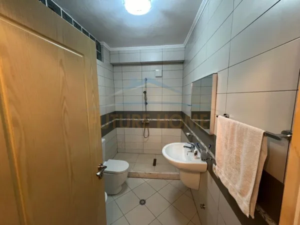 Tirane, jepet me qera 2+1 , 98 m² (tregu elektrik)