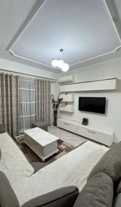 Tirane, jepet me qera apartament 1+1 Kati 5, 65 m² 600 € (KOMUNA E PARISIT)