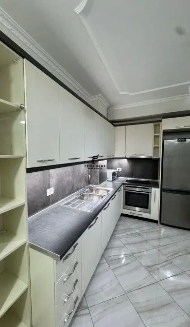 Tirane, jepet me qera apartament 1+1 Kati 5, 65 m² 600 € (KOMUNA E PARISIT)