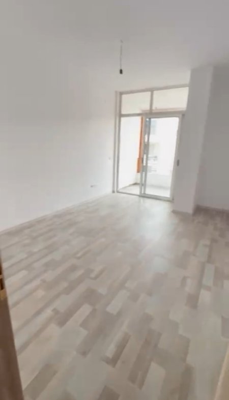 Tirane, shitet apartament 2+1+Ballkon Kati 8, 92 m² 100.000 € (Bulevardi Kashar)
