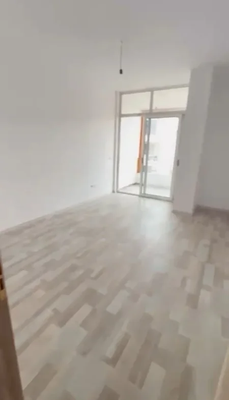 Tirane, shitet apartament 2+1+Ballkon Kati 8, 92 m² 100.000 € (Bulevardi Kashar)