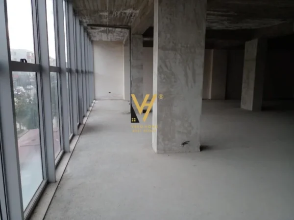 Fier, shitet dyqan Kati 2, 410 m² 600.000 € (FIER)