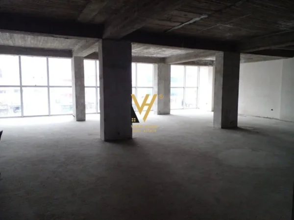 Fier, shitet dyqan Kati 2, 410 m² 600.000 € (FIER)