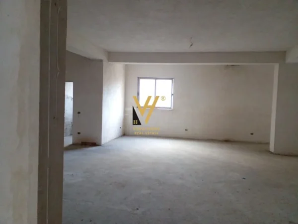 Fier, shitet dyqan Kati 2, 410 m² 600.000 € (FIER)
