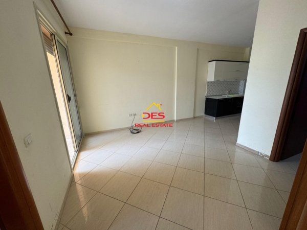 Vlore, jepet me qera apartament 2+1+Ballkon Kati 6, 75 m² 200 € (Rruga Zaho Koka)