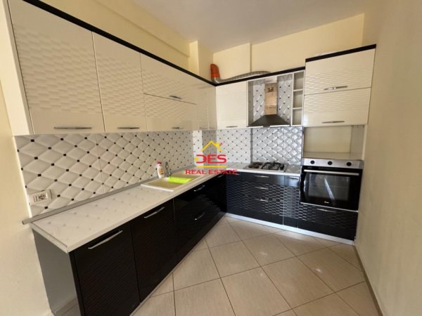 Vlore, jepet me qera apartament 2+1+Ballkon Kati 6, 75 m² 200 € (Rruga Zaho Koka)