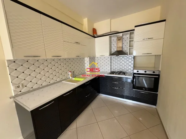Vlore, jepet me qera apartament 2+1+Ballkon Kati 6, 75 m² 200 € (Rruga Zaho Koka)