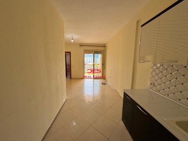 Vlore, jepet me qera apartament 2+1+Ballkon Kati 6, 75 m² 200 € (Rruga Zaho Koka)