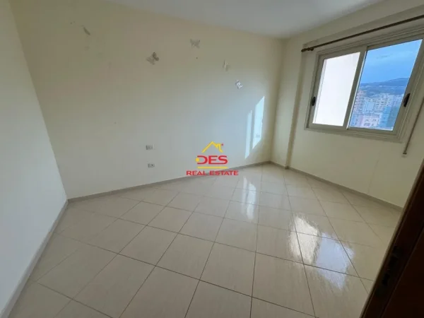Vlore, jepet me qera apartament 2+1+Ballkon Kati 6, 75 m² 200 € (Rruga Zaho Koka)