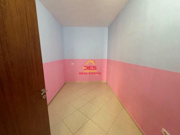 Vlore, jepet me qera apartament 2+1+Ballkon Kati 6, 75 m² 200 € (Rruga Zaho Koka)