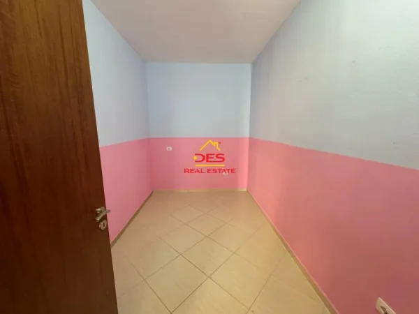 Vlore, jepet me qera apartament 2+1+Ballkon Kati 6, 75 m² 200 € (Rruga Zaho Koka)