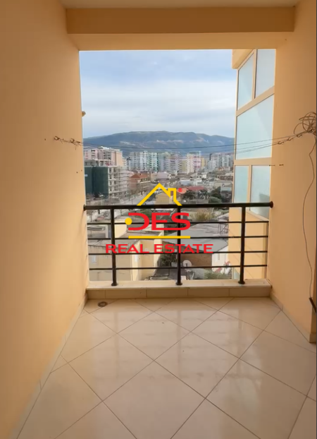 Vlore, jepet me qera apartament 2+1+Ballkon Kati 6, 75 m² 200 € (Rruga Zaho Koka)
