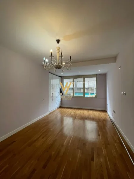 Tirane, jepet me qera zyre Kati 1, 145 m² 950 € (KOPSHTI ZOOLOGJIK)