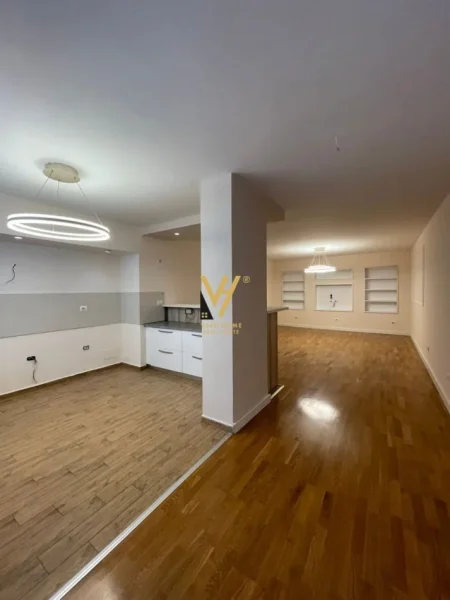 Tirane, jepet me qera zyre Kati 1, 145 m² 950 € (KOPSHTI ZOOLOGJIK)