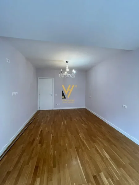 Tirane, jepet me qera zyre Kati 1, 145 m² 950 € (KOPSHTI ZOOLOGJIK)