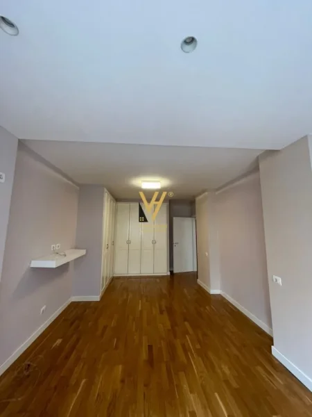 Tirane, jepet me qera zyre Kati 1, 145 m² 950 € (KOPSHTI ZOOLOGJIK)