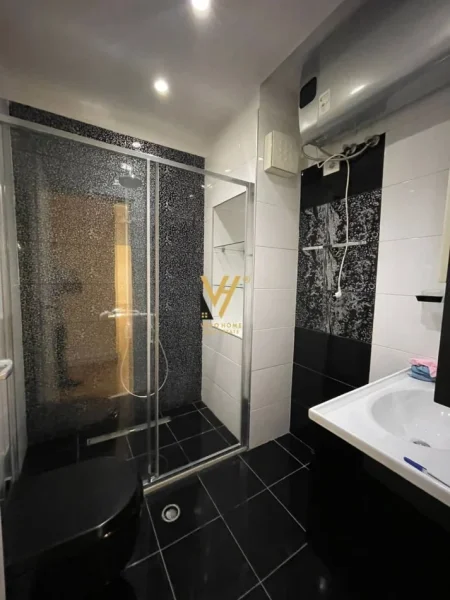 Tirane, jepet me qera zyre Kati 1, 145 m² 950 € (KOPSHTI ZOOLOGJIK)