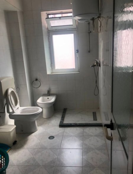 Tirane, jepet me qera apartament 1+1+Ballkon Kati 4, 70 m² 400 € (FERIT XHAJKO)