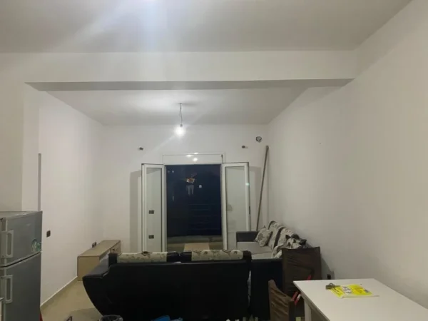 Tirane, jepet me qera Vile 2+1 Kati 3, 90 m² 390 € (astir)
