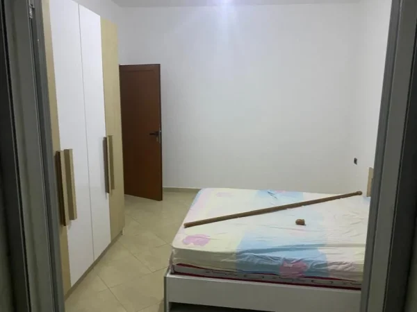 Tirane, jepet me qera Vile 2+1 Kati 3, 90 m² 390 € (astir)