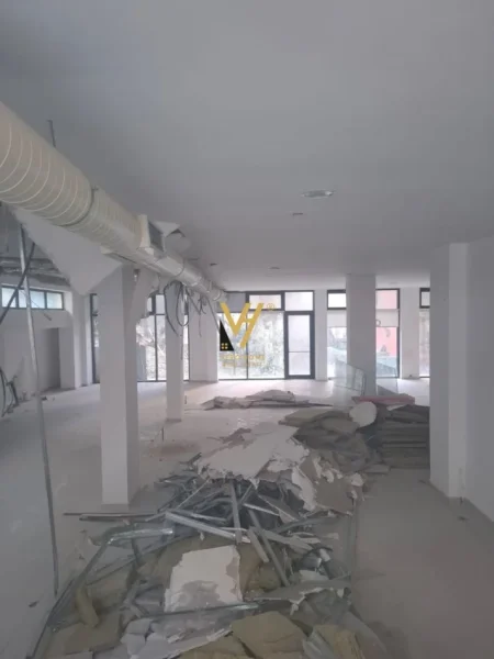 Tirane, jepet me qera dyqan Kati 0, 70 m² 1.800 € (LIQENI ARTIFICIAL)