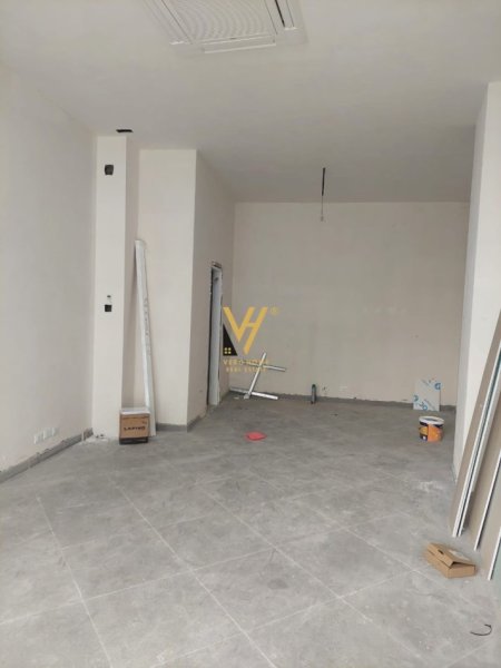 Tirane, jepet me qera dyqan Kati 0, 110 m² 2.800 € (LIQENI ARTIFICIAL)
