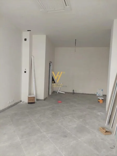 Tirane, jepet me qera dyqan Kati 0, 110 m² 2.800 € (LIQENI ARTIFICIAL)