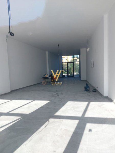 Tirane, jepet me qera dyqan Kati 0, 110 m² 2.800 € (LIQENI ARTIFICIAL)