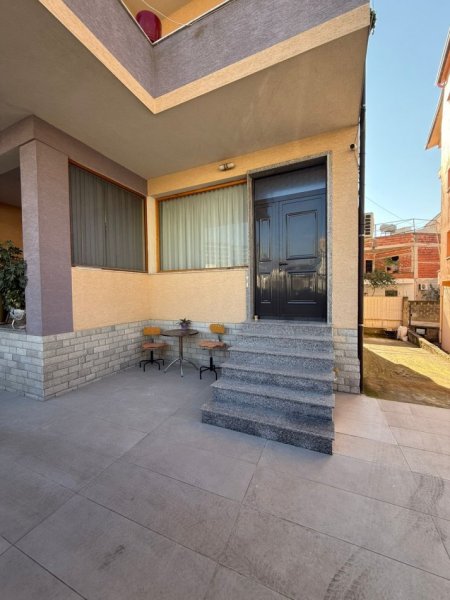 Tirane, jepet me qera apartament 2+1 Kati 1, 100 m² 500 € (fresk)