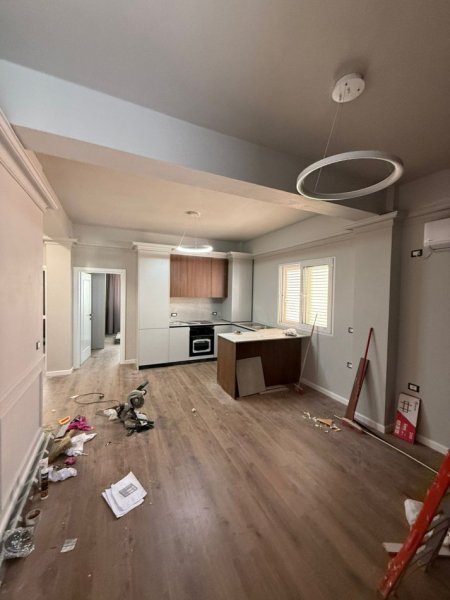 Tirane, jepet me qera apartament 2+1 Kati 1, 100 m² 500 € (fresk)