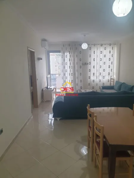 Vlore, jepet me qera apartament 2+1+Ballkon Kati 6, 100 m² 500 € (Rruga Sadik Zotaj)