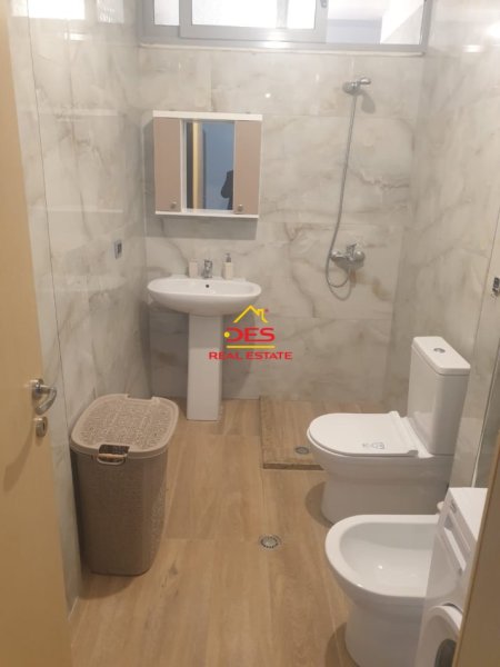 Vlore, jepet me qera apartament 2+1+Ballkon Kati 6, 100 m² 500 € (Rruga Sadik Zotaj)