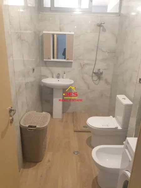 Vlore, jepet me qera apartament 2+1+Ballkon Kati 6, 100 m² 500 € (Rruga Sadik Zotaj)