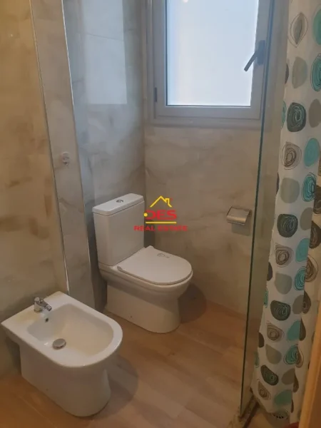 Vlore, jepet me qera apartament 2+1+Ballkon Kati 6, 100 m² 500 € (Rruga Sadik Zotaj)